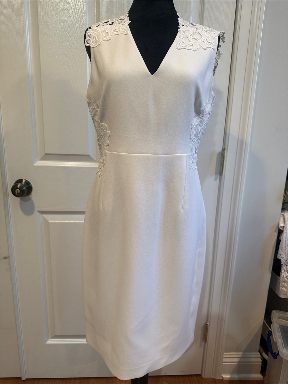 Elie Tahari White V-Neck Lace-Trim Sheath Dress